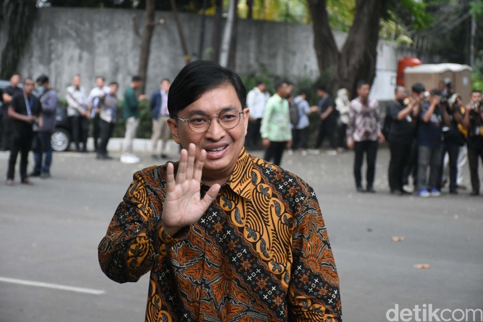 Momen Raffi Ahmad-Yovie Widianto Datangi Rumah Prabowo Raffi Ahmad dan Yovie Widianto menemui Preside terpilih Prabowo Subianto di Kertanegara, Jakarta. Mereka diprediksi menjadi calon wakil menteri di kabinet Prabowo-Gibran.