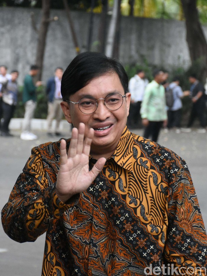 Momen Raffi Ahmad-Yovie Widianto Datangi Rumah Prabowo Raffi Ahmad dan Yovie Widianto menemui Preside terpilih Prabowo Subianto di Kertanegara, Jakarta. Mereka diprediksi menjadi calon wakil menteri di kabinet Prabowo-Gibran.