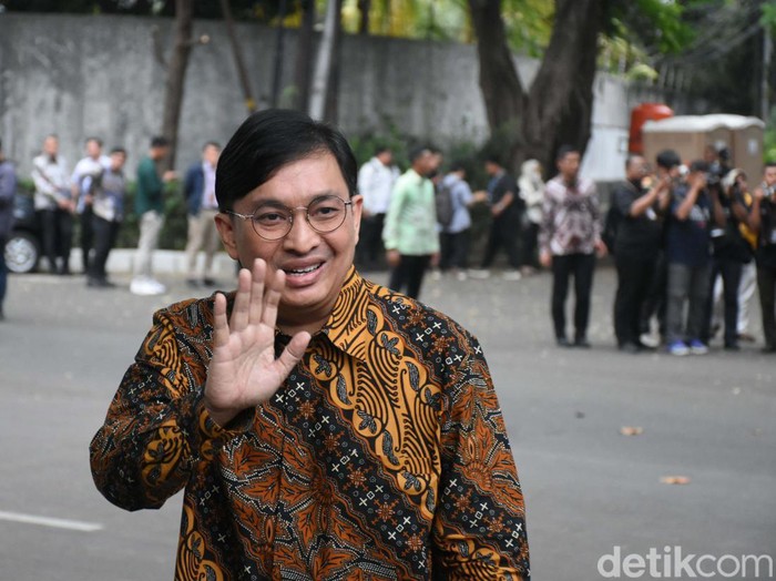 Raffi Ahmad dan Yovie Widianto menemui Preside terpilih Prabowo Subianto di Kertanegara, Jakarta. Mereka diprediksi menjadi calon wakil menteri di kabinet Prabowo-Gibran.