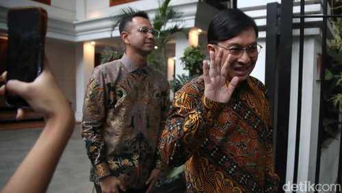 Raffi Ahmad dan Yovie Widianto menemui Preside terpilih Prabowo Subianto di Kertanegara, Jakarta. Mereka diprediksi menjadi calon wakil menteri di kabinet Prabowo-Gibran.