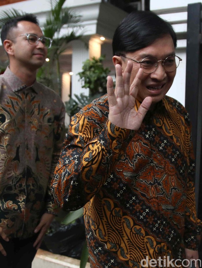 Momen Raffi Ahmad-Yovie Widianto Datangi Rumah Prabowo Raffi Ahmad dan Yovie Widianto menemui Preside terpilih Prabowo Subianto di Kertanegara, Jakarta. Mereka diprediksi menjadi calon wakil menteri di kabinet Prabowo-Gibran.