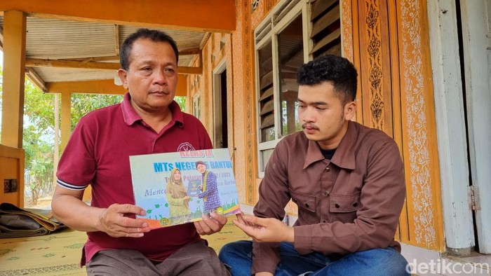 Mugiyat (ayah korban) dan Novian (kakak korban) menunjukkan foto korban di rumahnya, Seloharjo, Pundong, Bantul, Selasa (15/10/2024). Korban Rendy merupakan ABG yang ditemukan tewas di tempat penggergajian kayu di Parangtritis, Kretek, Bantul.