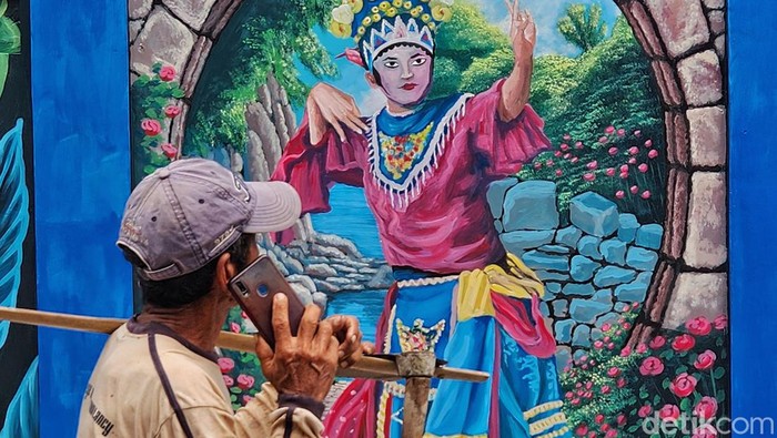 Mural Budaya Betawi Mejeng di Condet Jaktim Warga melintas di depan mural bertema budaya Betawi di Condet, Jakarta Timur, Selasa (15/10/2024).