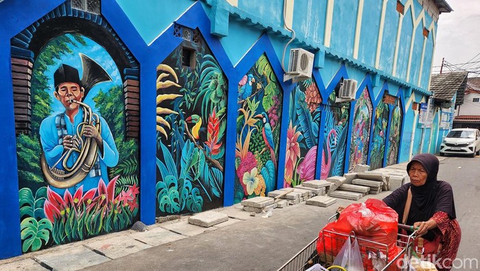 Mural Budaya Betawi Mejeng di Condet Jaktim Warga melintas di depan mural bertema budaya Betawi di Condet, Jakarta Timur, Selasa (15/10/2024).