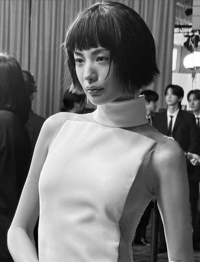 Rambut bob pendek ditata sleek, namun dibuat sedikit acak di bagian depan dan poni. Gaya ini semakin menonjolkan gaya bold yang coba ditampilkannya. Foto: Instagram @jin_a_nana