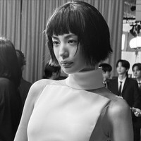 Rambut bob pendek ditata sleek, namun dibuat sedikit acak di bagian depan dan poni. Gaya ini semakin menonjolkan gaya bold yang coba ditampilkannya. Foto: Instagram @jin_a_nana