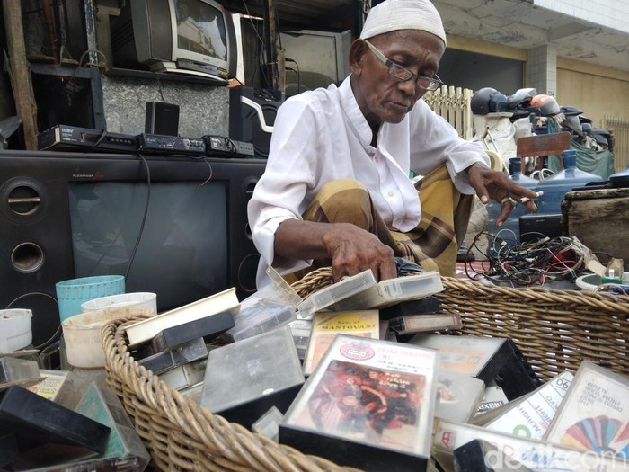 Pakuwani di lapak televisi bekas miliknya di pasar loak Cirebon.