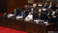 Ketua DPR Puan Maharani (tengah) didampingi Wakil Ketua DPR (dari kiri) Saan Mustopa, Adies Kadir, Sufmi Dasco Ahmad dan Cucun Ahmad Syamsurijal saat memimpin Rapat Paripurna DPR Ke-3 Masa Persidangan I Tahun Sidang 2024-2025 di Kompleks Parlemen, Senayan, Jakarta, Selasa (15/10/2024).  