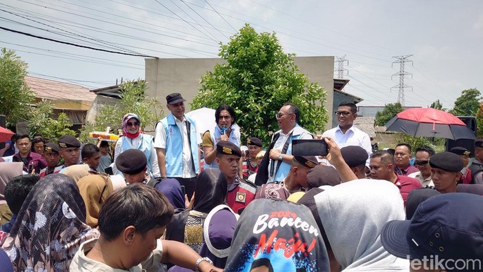 Paslon nomor urut 2 Pilgub Banten, Andra Soni-Achmad Dimyati Natakusumah dan Helldy Agustian-Alawi Mahmud kampanye keliling Cilegon. (M Iqbal/detikcom)