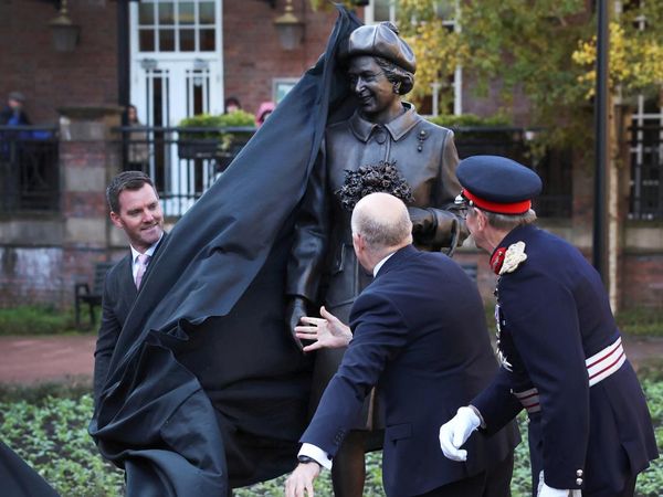 Patung Baru Ratu Elizabeth II Diresmikan di Newcastle