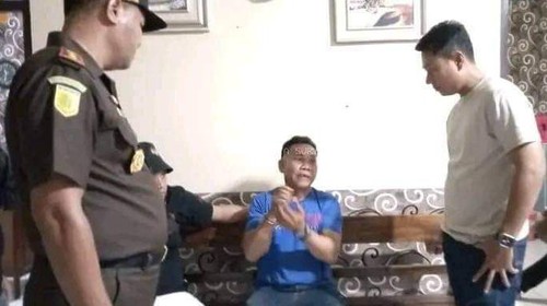 Pelaku penyiraman air keras ke pelajar SMP di Lembata saat ditangkap. (Istimewa)