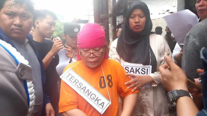 Pelaku saat dihadirkan dalam rekonstruksi. (Finta Rahyuni/detikSumut)