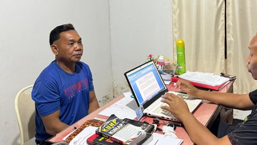 Charles Arif, pelaku penyiraman air keras ditahan di Polres Lembata.