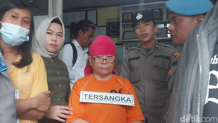 Pelaku Tiromsi Sitanggang saat dihadirkan di rekonstruksi. (Finta Rahyuni/detikSumut)