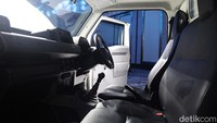Tak seperti kebanyakan mobil niaga, posisi duduk pengemudi tidak berada di atas sumbu roda, sehingga mobil lebih nyaman karena minim guncangan dan lebih senyap lantaran berkurangnya suara mesin, kemudi, dan suspensi.