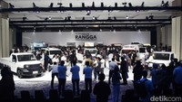 Pengunjung yang hadir dalam peluncuran berkerumun untuk melihat dari dekat mobil tersebut.