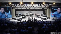 Meski hadir sebagai mobil pick-up dengan bonnet atau kap mesin di depan, Toyota Hilux Rangga memiliki radius putar kecil, yakni 4,9 m. Jadi, untuk dikendarai di perkotaan, bahkan untuk putar balik, manuver menggunakan Hilux Rangga sangat mudah.