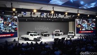 Adapun pilihan transmisi mobil ini yakni A/T 6 speed buat varian diesel dan M/T 5 speed buat varian mesin bensin dan diesel.