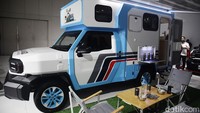 Mobil ini memiliki tampilan gagah dan mengotak, dibekali lampu depan bergaya retro modern.