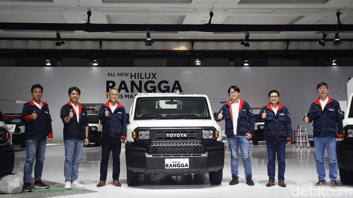 Toyota Hilux Rangga meluncur di Indonesia. Mobil itu dipasarkan mulai Rp 188 jutaan buat varian mesin bensin dan mulai Rp 244 jutaan untuk varian mesin diesel.