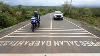 Total anggaran yang dikeluarkan untuk pembangunan inpres jalan adalah 696,5 miliar.   