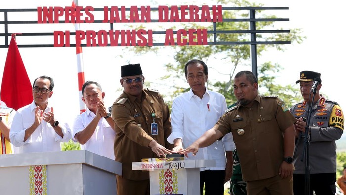 Penampakan Inpres Jalan Daerah di Aceh yang Diresmikan Jokowi Presiden Joko Widodo (ketiga kanan) didampingi Pj Gubernur Aceh Safrizal ZA (ketiga kiri) dan Pj Bupati Aceh Besar Muhammad Iswanto (ketua kanan) meresmikan jalan dari pelaksanaan Inpres Jalan Daerah (IJD) Provinsi Aceh di ruas jalan Blang Bintang-Krueng Raya, Aceh Besar, Aceh, Selasa (15/10/2024). Presiden Joko Widodo meresmikan 24 ruas jalan yang tersebar di 14 kabupaten/kota sepanjang 183 kilometer dan satu unit jembatan di provinsi Aceh dengan total anggaran 696,5 miliar. ANTARA FOTO/Irwansyah Putra/nym.