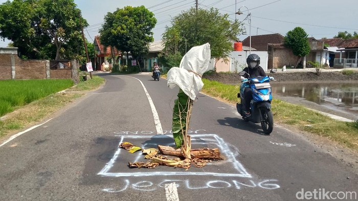 Penampakan Jalan Polanharjo, Klaten, jeglong di tengah jalan, Rabu (15/10/2024) siang.
