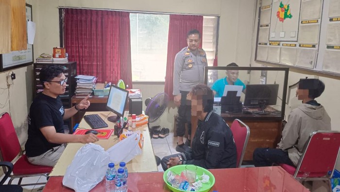 Petugas kepolisian memeriksa dua pelaku pencurian kabel yang beraksi di sepanjang Desa Kracak, Kecamatan Ajibarang, Kabupaten Banyumas. Foto diunggah Selasa (15/10/2024).