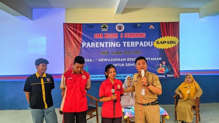 Siswi SMKN 3 Semarang yang sempat hilang di Gunung Slamet, Naomi Daviola, menjadi pembicara dalam acara SMKN 3 Semarang Parenting Terpadu, Senin (14/10/2024).