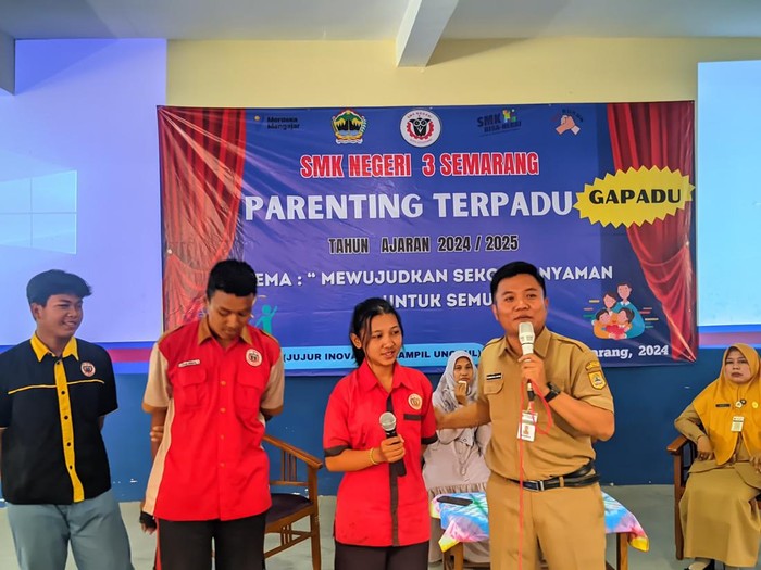 Siswi SMKN 3 Semarang yang sempat hilang di Gunung Slamet, Naomi Daviola, menjadi pembicara dalam acara SMKN 3 Semarang Parenting Terpadu, Senin (14/10/2024).