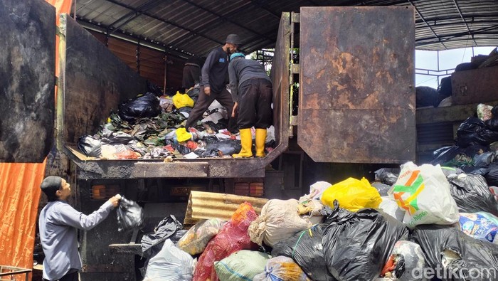 Pengangkutan sampah di Kota Bandung.