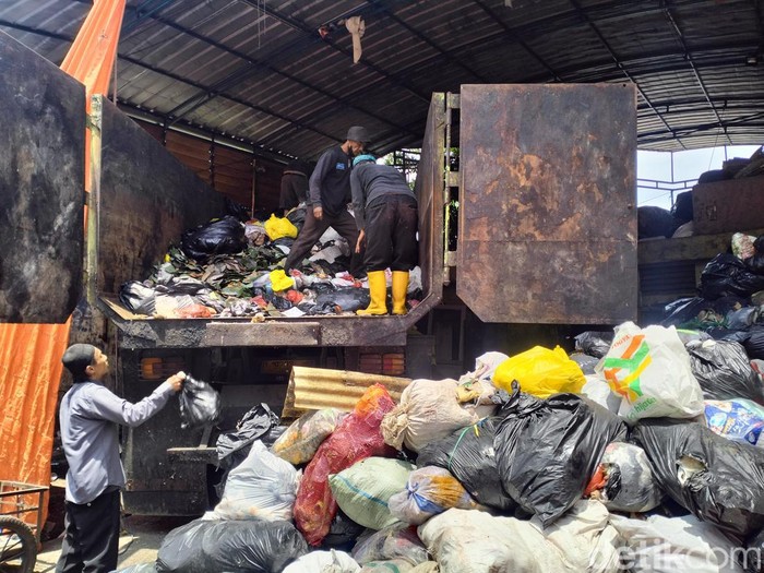 Pengangkutan sampah di Kota Bandung.