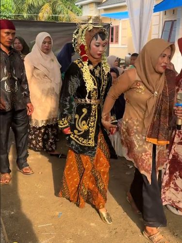 Pengantin wanita ini memakai jasa MUA pilihan dari tukang masak, begini hasilnya Pengantin wanita ini memakai jasa MUA pilihan dari tukang masak, begini hasilnya. Unggahan tersebut langsung viral di TikTok.