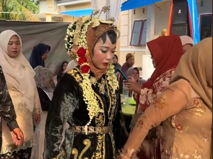 Pengantin wanita ini memakai jasa MUA pilihan dari tukang masak, begini hasilnya. Unggahan tersebut langsung viral di TikTok.