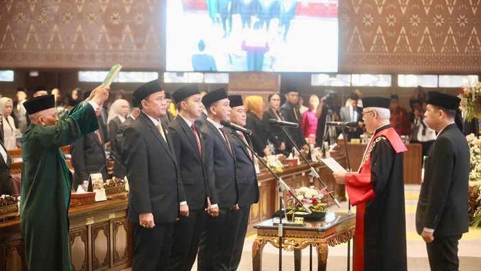 Pengucapan sumpah janji Pimpinan DPRD Sumsel saat Rapat Paripurna III oleh Ketua Pengadilan Tinggi Palembang.