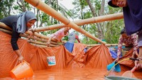 Pemerintah Kabupaten Lumajang melalui Badan Penanggulangan Bencana Daerah (BPBD) menyalurkan bantuan air bersih sebanyak sembilan armada tangki berkapasitas 5.000 liter ke 213 titik di 18 Desa terdampak kekeringan sejak tiga bulan terakhir. 