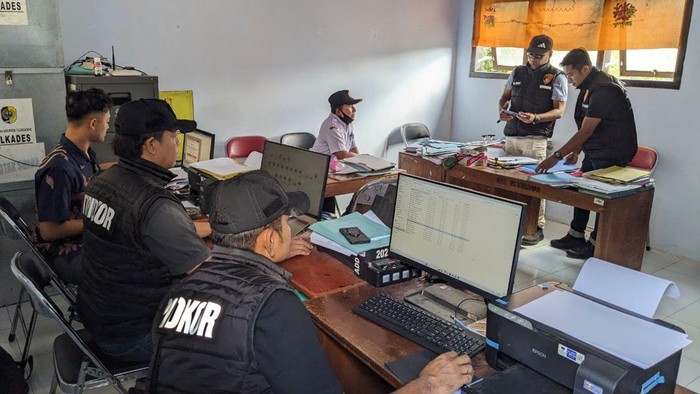Penyidik kepolisian melakukan penggeledahan di Kantor Desa Kradinan