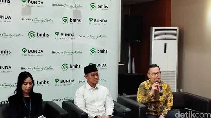 Perwakilan tim dokter, dr Ivan Rizal Sini, berbicara menjelaskan kondisi Erina Gudono. (Maulana Ilhami Fawdi/detikcom)