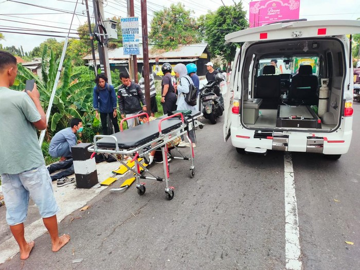Petugas mengevakuasi pemotor yang jatuh ke sungai usai menabrak jembatan di jalan Jogja-Solo, Purwomartani, Kalasan, Sleman, Selasa (15/10/2024) pagi.