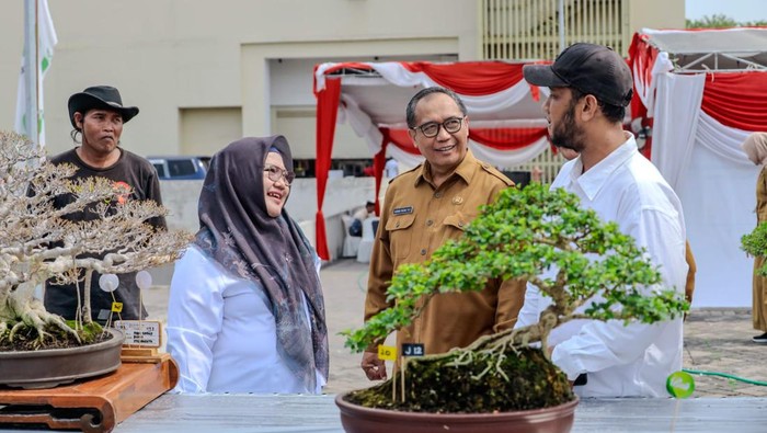 Plt Bupati Gresik, Aminatun Habibah di acara Expo Pesona Bonsai