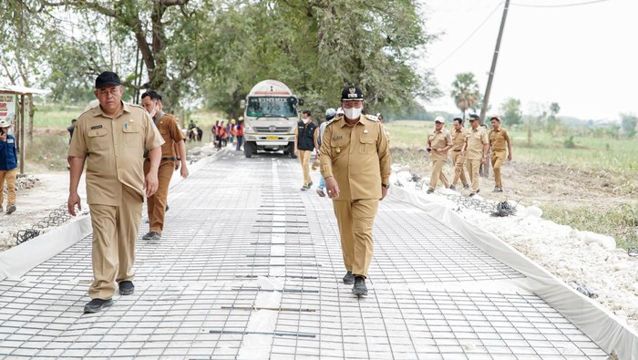 Plt Bupati Lamongan Abdul Rouf sidak insfrastruktur jalan