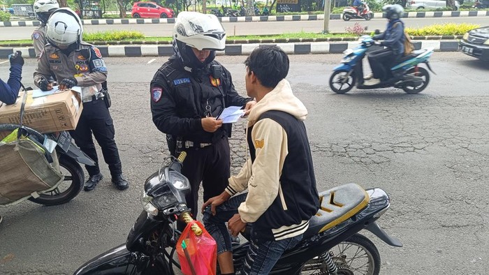 Polisi angkut motor bodong milik Rahmat saat Operasi Zebra 2024 di Cibonong, Kabupaten Bogor.