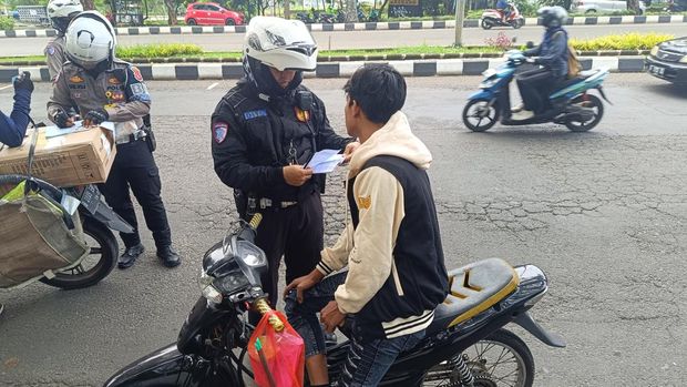 Polisi angkut motor bodong milik Rahmat saat Operasi Zebra 2024 di Cibonong, Kabupaten Bogor.