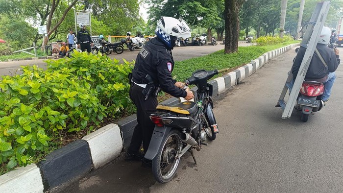 Polisi angkut motor bodong milik Rahmat saat Operasi Zebra 2024 di Cibonong, Kabupaten Bogor.