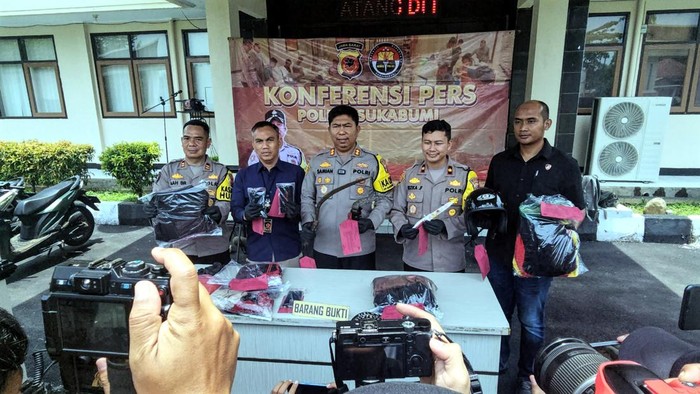 Polisi saat melakukan rilis terkait duel maut di Sukabumi