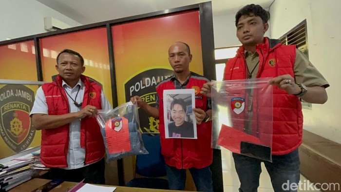 Polisi saat menunjukan foto pelaku dan barang bukti pemerkosaan