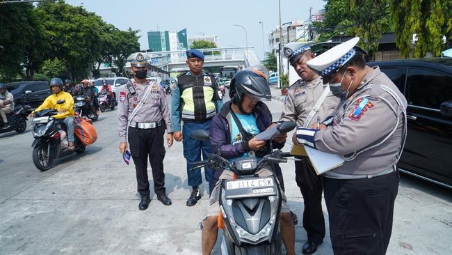 Polres Metro Jakarta Barat memberikan penindakan teguran kepada 100 pengguna jalan yang melanggar aturan lalu lintas dalam dua hari Operasi Zebra Jaya. (dok Polres Jakbar)