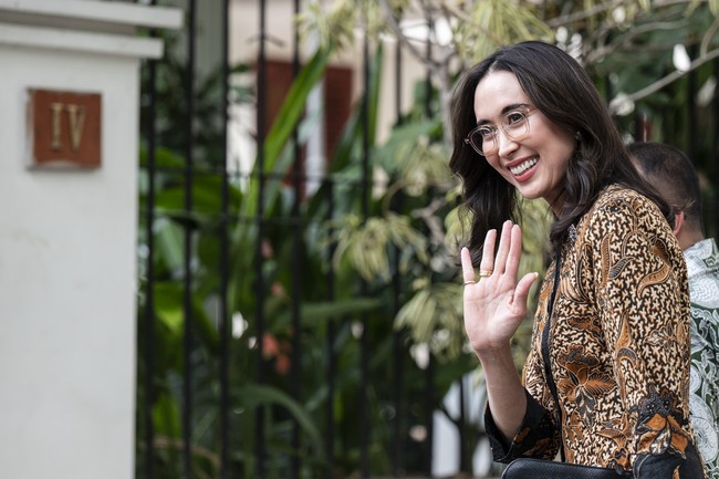 Sosok Widi Wardha menjadi atensi karena ikut dalam acara pemanggilan para calon menteri di kediaman Prabowo di Jalan Kertanegara pada 14 Oktober 2024. Widi tampak datang ke rumah Prabowo dalam balutan dress batik. Foto: ANTARA FOTO/Aprillio Akbar