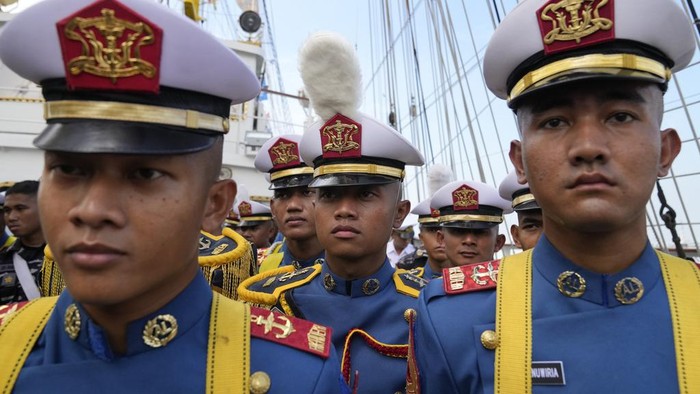 Potret KRI Bima Suci-945 Berlabuh di Filipina Indonesian Lt. Col. Hastari Dwi Prakoso, center, salutes to Philippine Navy Commodore Vincent Sibala, right, as the Indonesian Navy Training Ship KRI Bima Suci - 945 arrives for a goodwill visit in Manila, Philippines Tuesday, Oct. 15, 2024. (AP Photo/Aaron Favila)