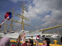 Potret KRI Bima Suci-945 Berlabuh di Filipina